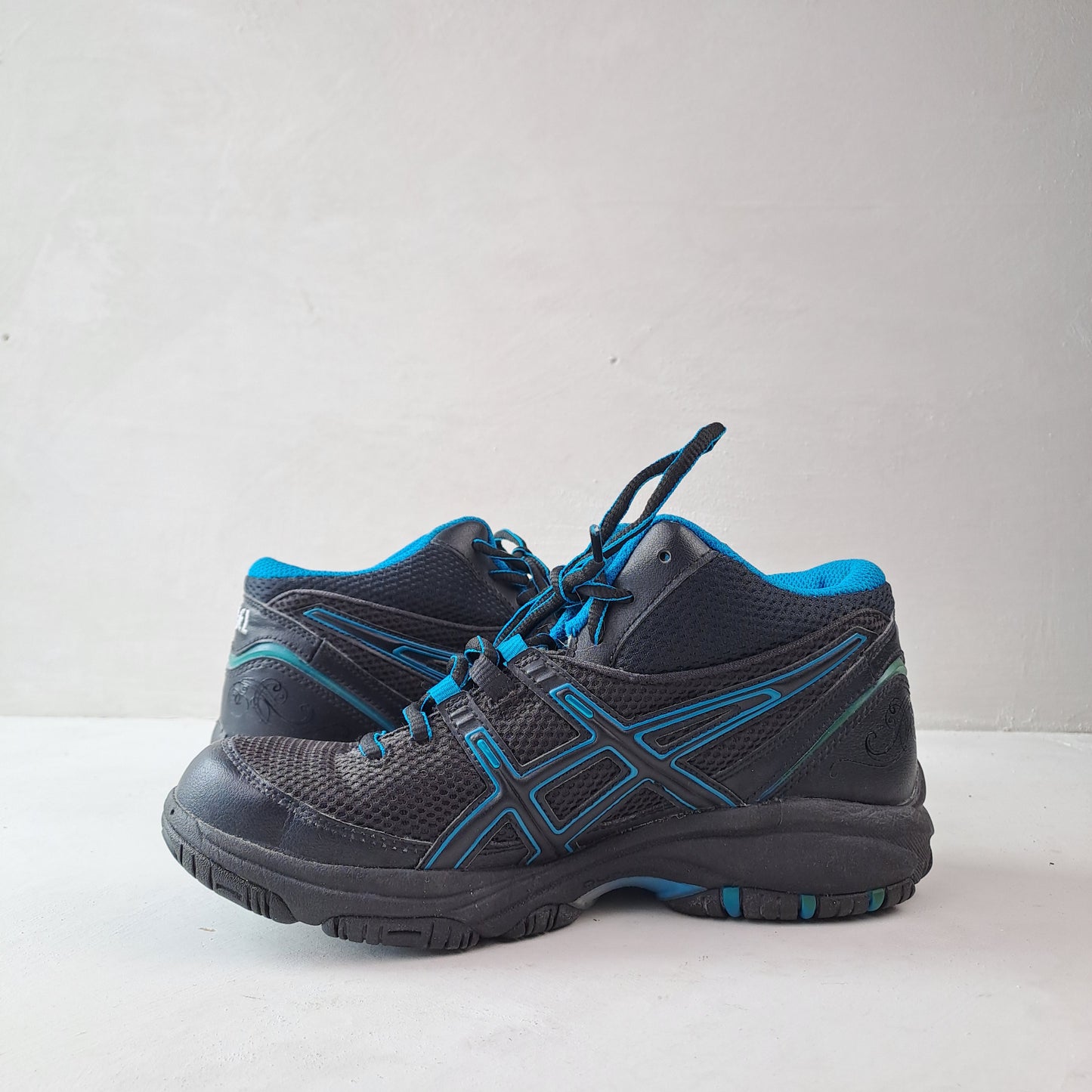 Asics Ladies Black Hiking Shoes Size 37