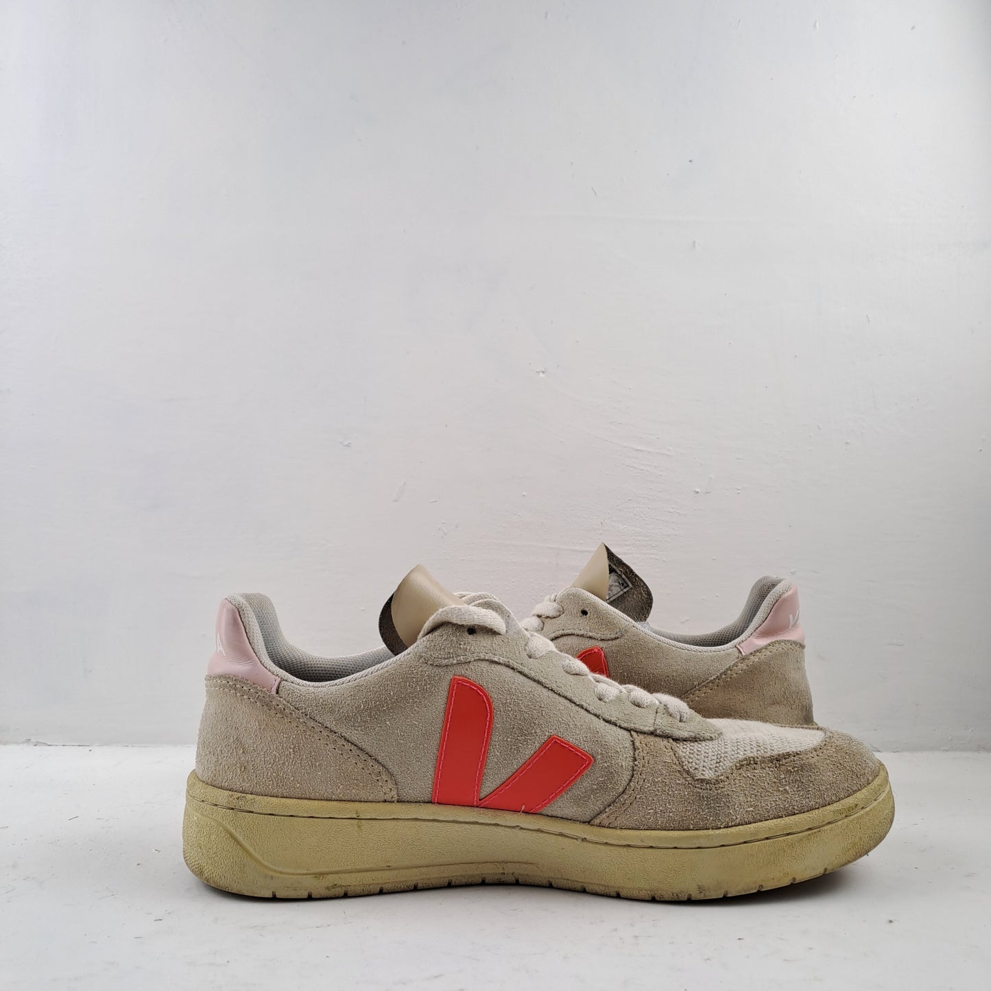 Veja Womens Trainers Size 39